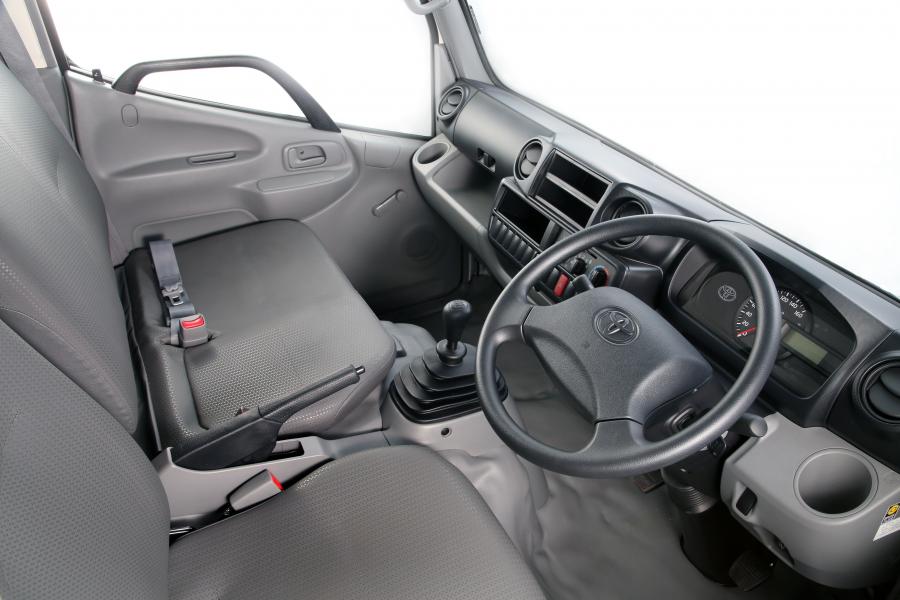 Интерьер Toyota Dyna Chassis Cab 2017 года  (ZA) (фото 4 из 6)